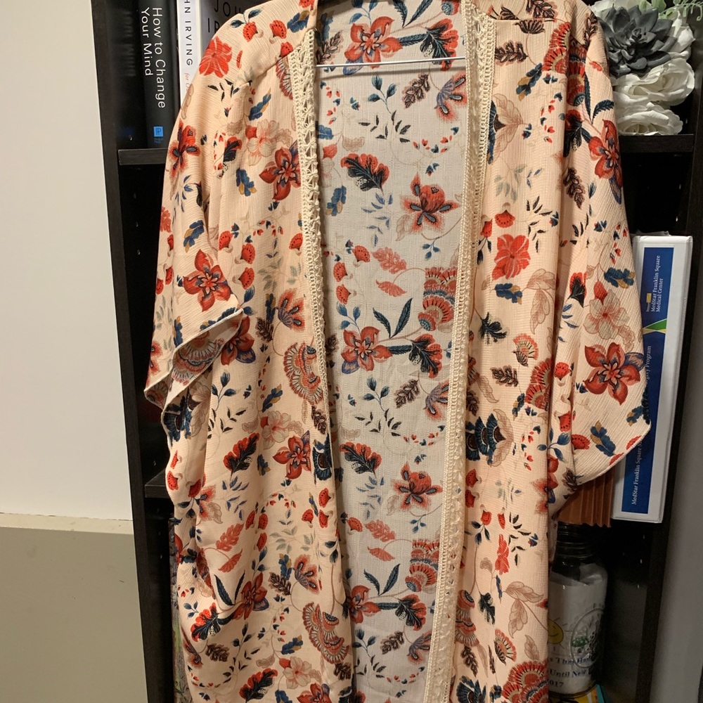 Kimono with lace detail